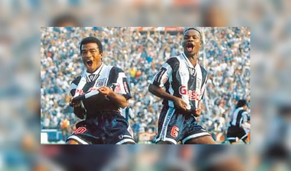 Waldir Sáenz y 'Kanko' Rodríguez celebran uno de los tantos en la goleada 6-3 sobre Universitario de 1995. Waldir Sáenz y 'Kanko' Rodríguez celebran uno de los tantos en la goleada 6-3 sobre Universitario de 1995.