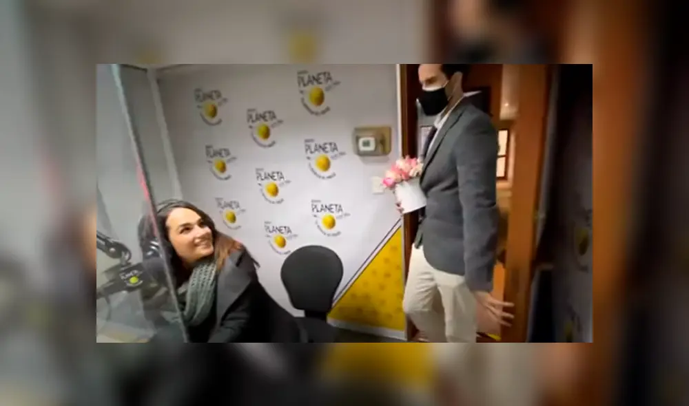 Desliza las imágenes para apreciar la romántica pedida de matrimonio que le hicieron a una locutora. Fotos: Radio Planeta.