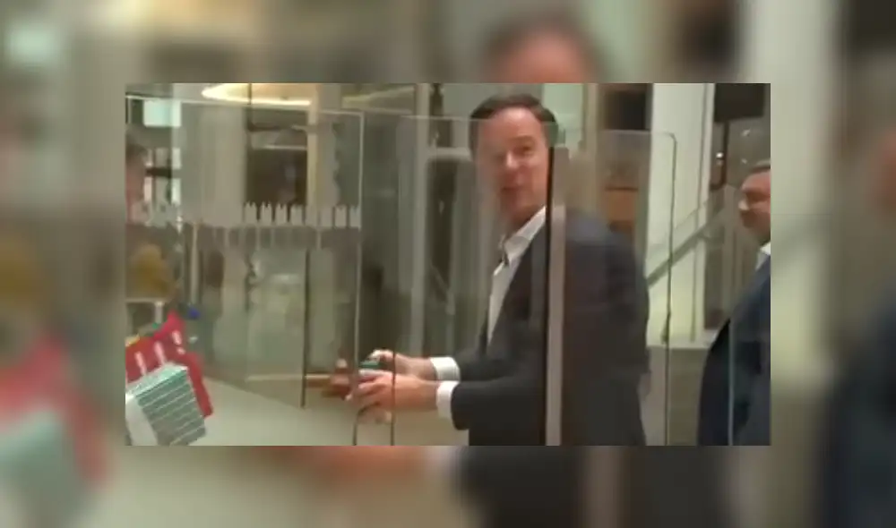 Youtube: Primer ministro de Holanda se hace viral tras limpiar el piso que ensució con café
