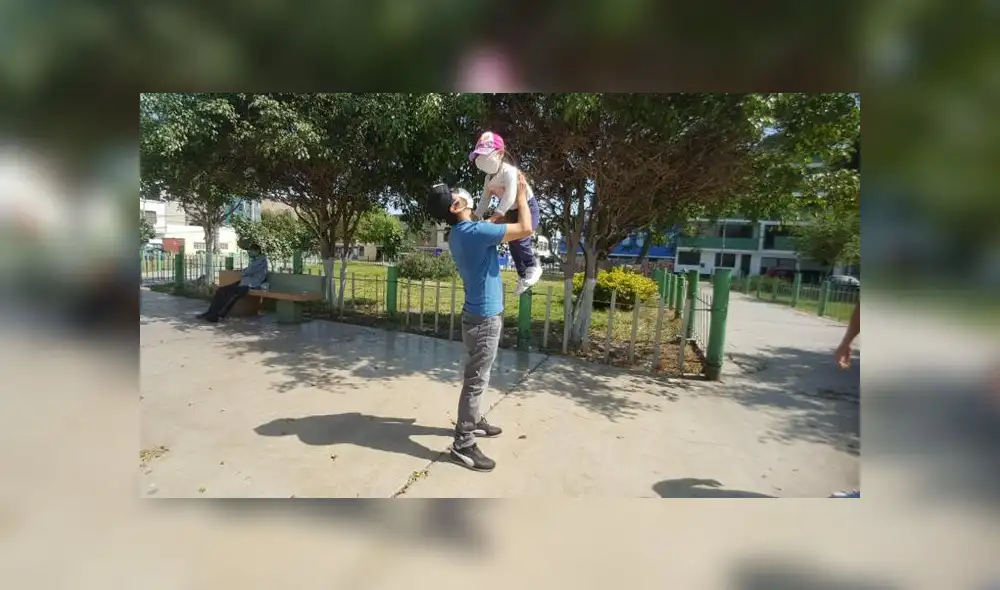 Padres de familia y sus hijos pasean en la Plaza de Armas de El Agustino. (Foto: Grace Mora / GLR - URPI) Padres de familia y sus hijos pasean en la Plaza de Armas de El Agustino. (Foto: Grace Mora / GLR - URPI)