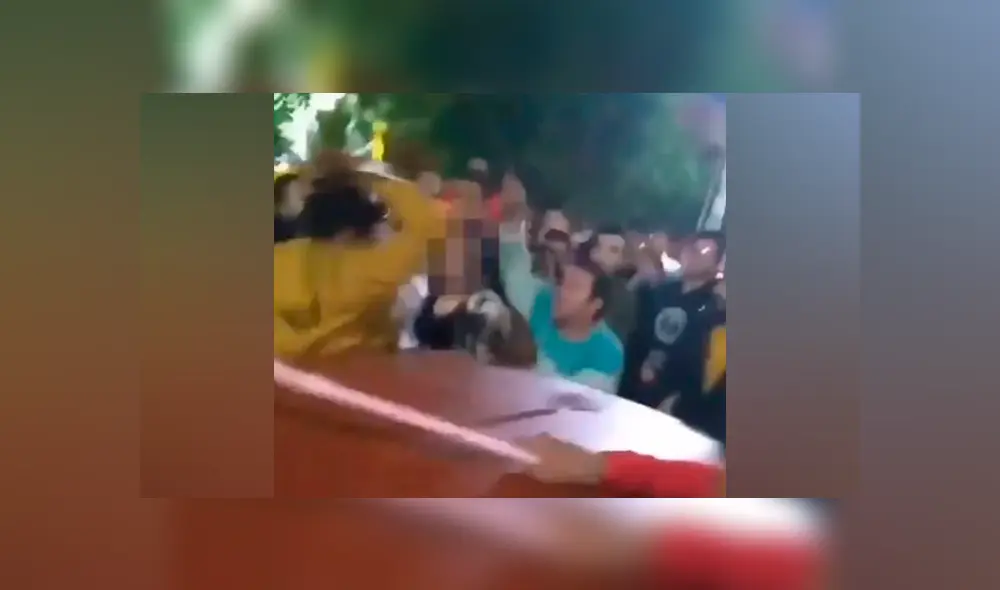 Una ola de indignación ha provocado el video donde se aprecia a una joven siendo acosada sexualmente por un grupo de sujetos a vísperas del Año Nuevo. Una ola de indignación ha provocado el video donde se aprecia a una joven siendo acosada sexualmente por un grupo de sujetos a vísperas del Año Nuevo.