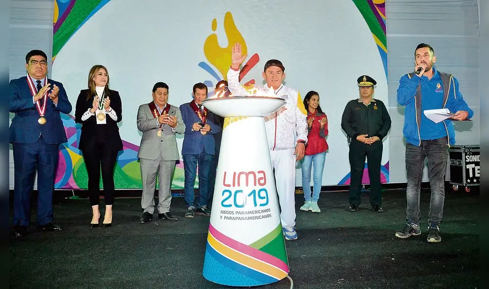 Orgullo. El ‘Cholo’ Sotil durante la ceremonia en Ica, quinta ciudad que recorre la antorcha panamericana.