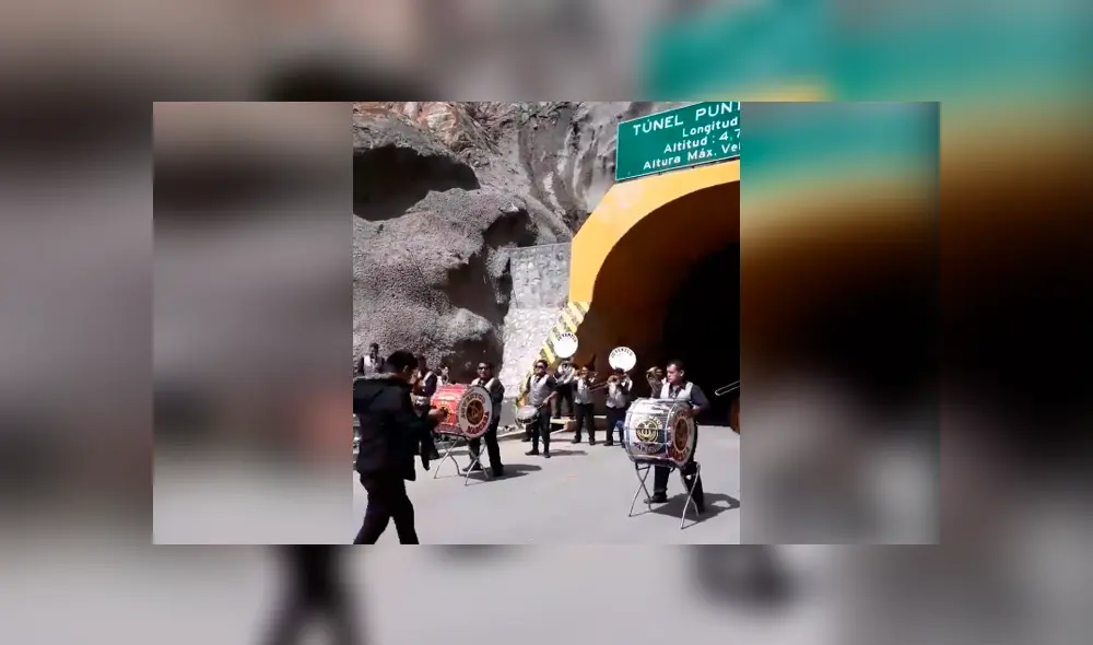Facebook viral: Orquesta peruana detiene tránsito para tocar huayno y turistas ‘zapatean’ [VIDEO]