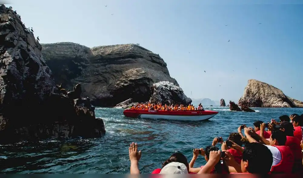 Islas Ballestas cerca a Reserva Natural de Paracas. Islas Ballestas cerca a Reserva Natural de Paracas.