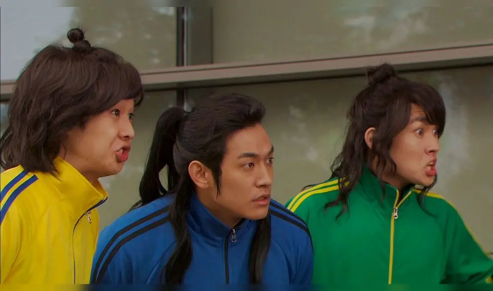 Uno de los papeles más queridos de Choi Woo Shik fue el de "El Príncipe de la azotea", una comedia histórica sobre miembros de la realeza que son transportados 300 años al presente.