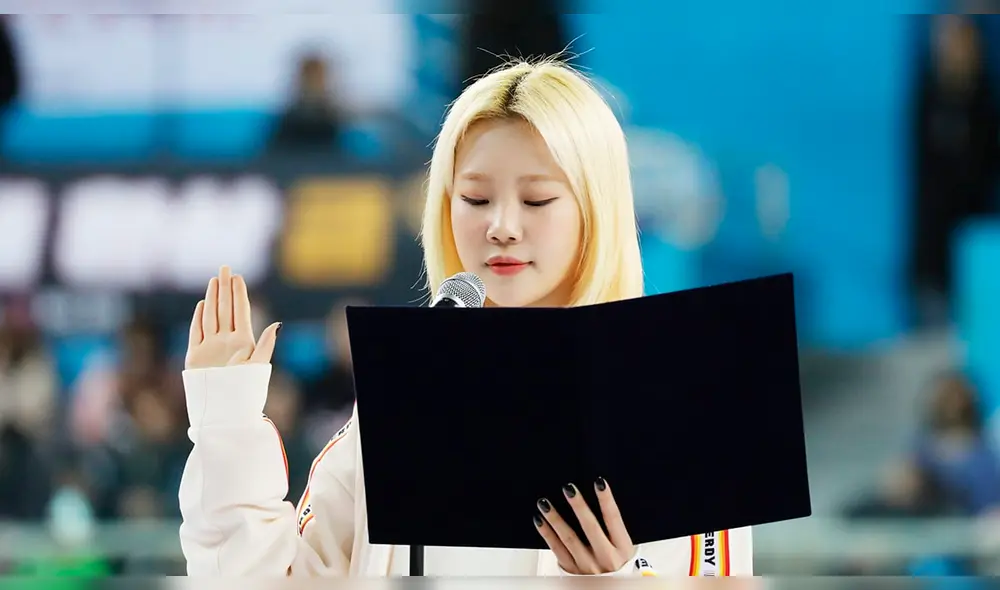 Joo E de Momoland juramentando en los Idol Star Athletics Championships 2020.