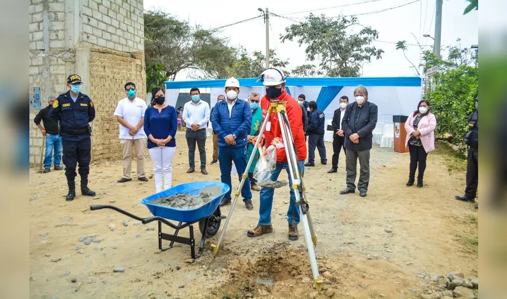 Autoridades colocaron primera piedra de obra que va beneficiar a 64 mil habitantes. Foto Prensa Huanchaco. Autoridades colocaron primera piedra de obra que va beneficiar a 64 mil habitantes. Foto Prensa Huanchaco.