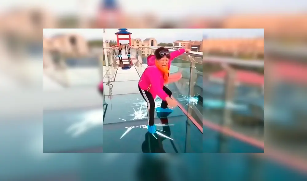En Facebook, una señora se llevó el susto de su vida al cruzar un gigantesco puente de vidrio en China. En Facebook, una señora se llevó el susto de su vida al cruzar un gigantesco puente de vidrio en China.