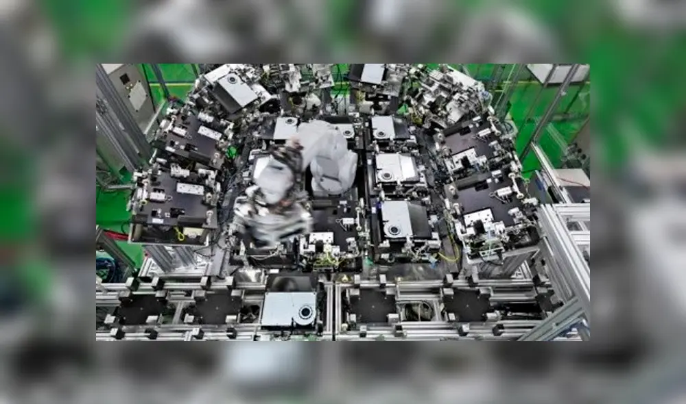 Son un total de 32 robots lo que utiliza Sony para ensamblar una PS4 en 30 segundso. Foto: Nikkey Asian Review.