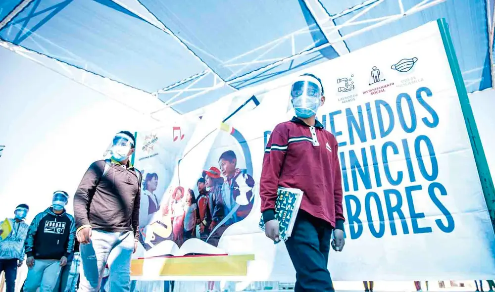 De regreso a clases. Los escolares de este plantel llegaron protegidos con mascarillas y protectores faciales. En el centro poblado de San Cristóbal la señal de internet era muy mala. No podían acceder a los formatos escolarizados a distancia. De regreso a clases. Los escolares de este plantel llegaron protegidos con mascarillas y protectores faciales. En el centro poblado de San Cristóbal la señal de internet era muy mala. No podían acceder a los formatos escolarizados a distancia.