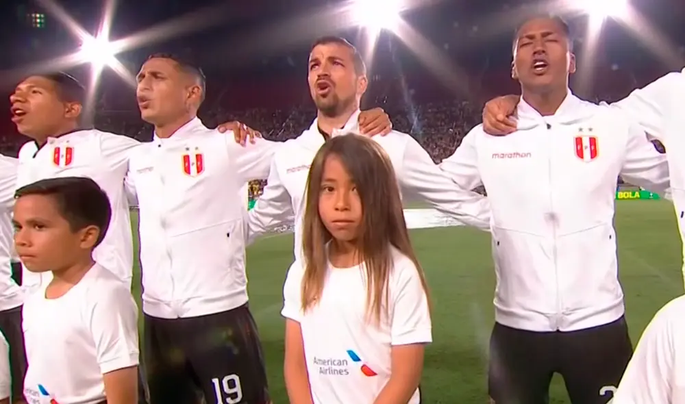 Gabriel Costa entonó con mucho entusiasmo el Himno Nacional del Perú en el amistoso contra Brasil. | Foto: Movistar Deportes