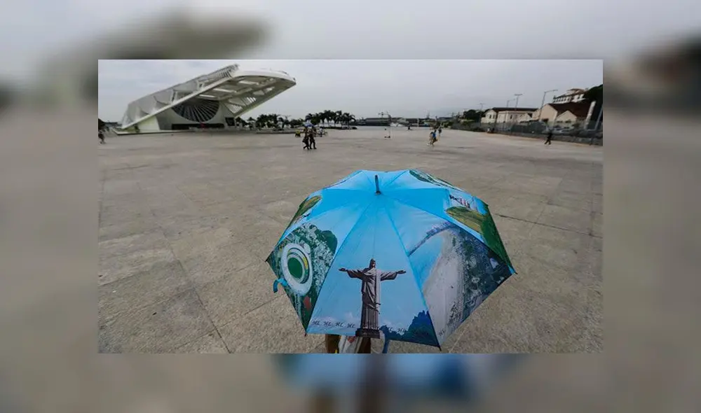 Un vendedor con sombrero alusivo a la ciudad se posiciona enfrente al Museo de Mañana, cerrado desde este martes, luego de que el estadio de Río de Janeiro (Brasil) entrara en estado de emergencia. Foto: EFE Un vendedor con sombrero alusivo a la ciudad se posiciona enfrente al Museo de Mañana, cerrado desde este martes, luego de que el estadio de Río de Janeiro (Brasil) entrara en estado de emergencia. Foto: EFE