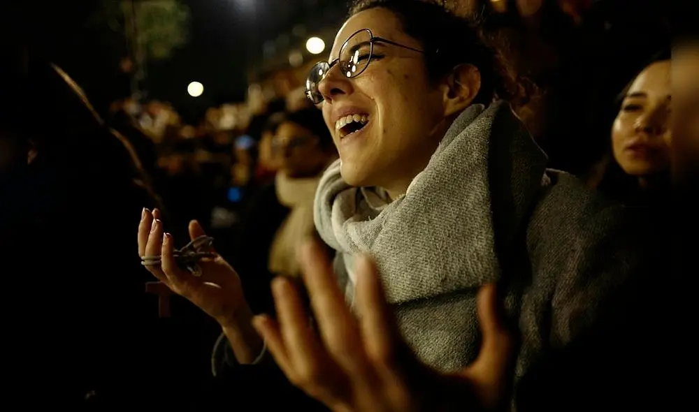 Oraciones, cantos y velas por Notre Dame: la vigilia de los parisinos y turistas [FOTOS]