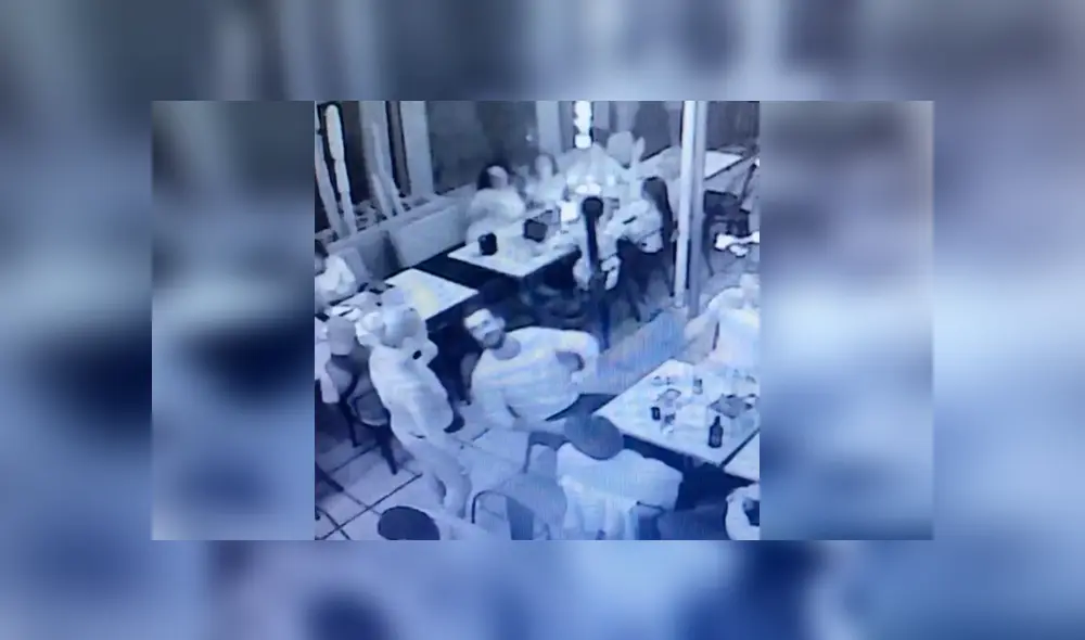 Captan el momento exacto en que mesera de restaurante es acosada y agredida por cliente [VIDEO]