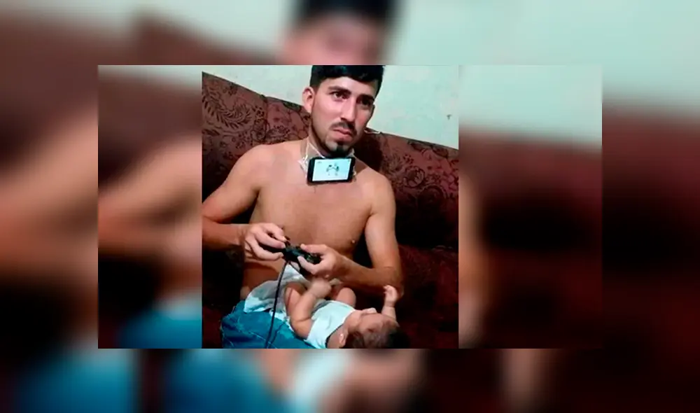 Un joven padre creó una ingeniosa manera de hacer que su hijo se mantenga distraído para divertirse con su videojuego favorito. Un joven padre creó una ingeniosa manera de hacer que su hijo se mantenga distraído para divertirse con su videojuego favorito.