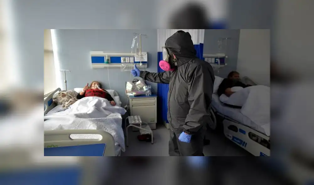 Colombian doctor Wilson Arevalo and a COVID-19 patient give the thumbs up at the intensive care unit (UCI) of the San Luis medical center in Soacha, Cundinamarca department, Colombia, near Bogota, on July 24, 2020. (Photo by Raul ARBOLEDA / AFP) Colombian doctor Wilson Arevalo and a COVID-19 patient give the thumbs up at the intensive care unit (UCI) of the San Luis medical center in Soacha, Cundinamarca department, Colombia, near Bogota, on July 24, 2020. (Photo by Raul ARBOLEDA / AFP)