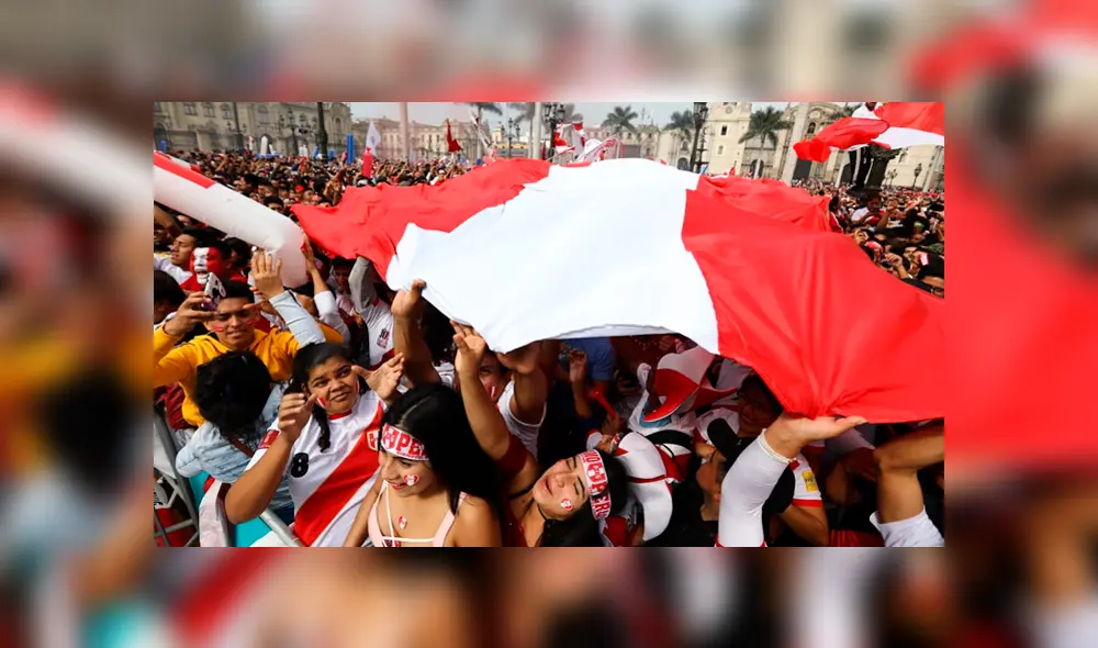 Hinchas peruanos celebran a la Bicolor en distintos puntos de Lima