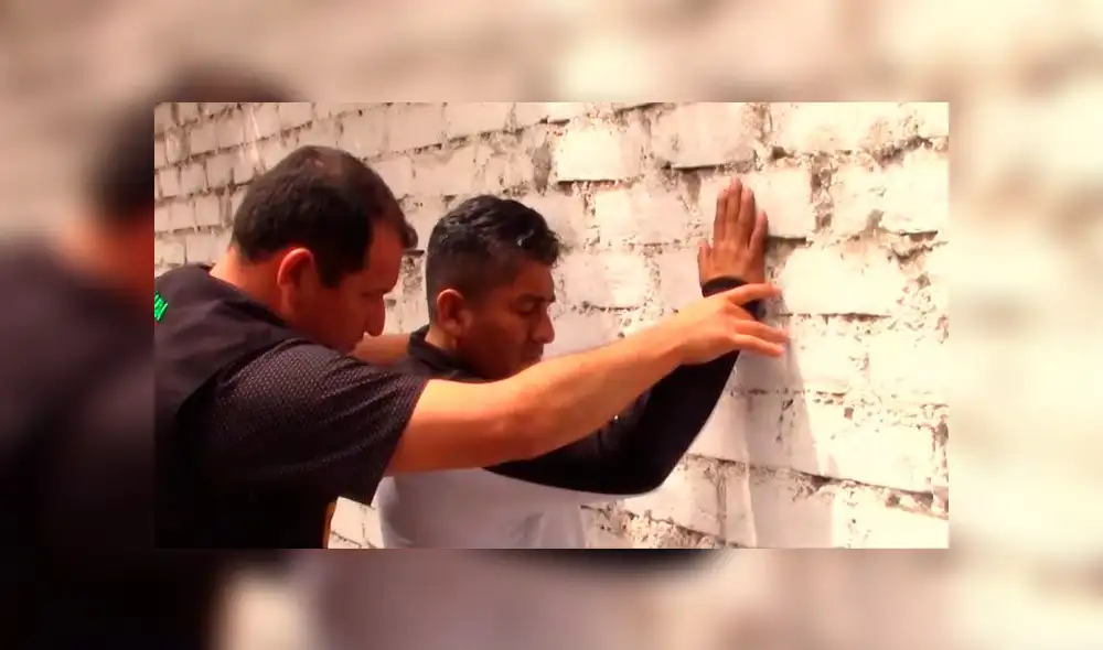 El SO1 Marlon Matos Pocco cuando fue intervenido recibiendo el dinero de hombre extorsionado. (Foto: Captura de video / Latina Noticias) El SO1 Marlon Matos Pocco cuando fue intervenido recibiendo el dinero de hombre extorsionado. (Foto: Captura de video / Latina Noticias)