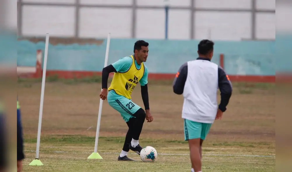 Ronald Quinteros es referente del cuadro poeta. Ronald Quinteros es referente del cuadro poeta.