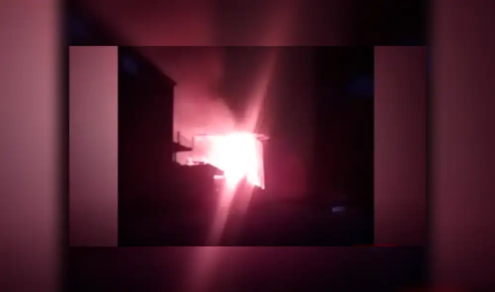 Surco: Voraz incendio consumió vivienda prefabricada  [VIDEO]