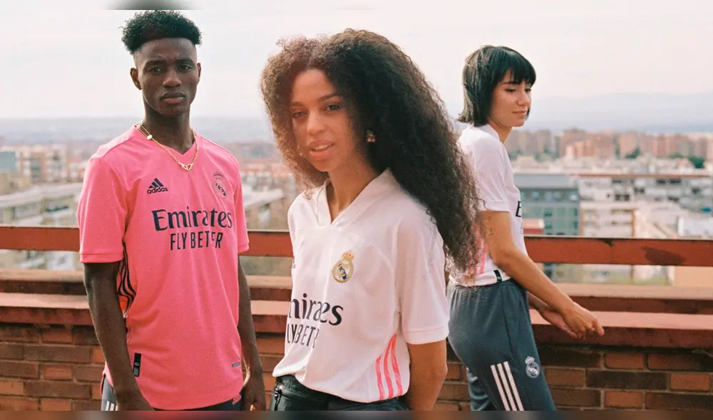 Real Madrid presentó su nueva equipación en la que destaca la camiseta alterna .