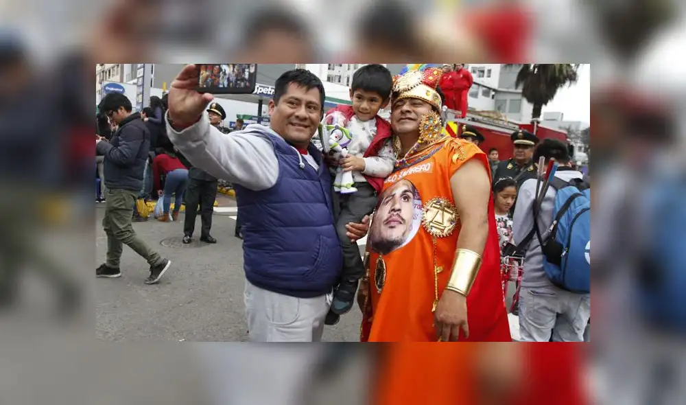 Familias enteras disfrutaron del variado y colorido cronograma del Desfile Militar. (Foto: La República)