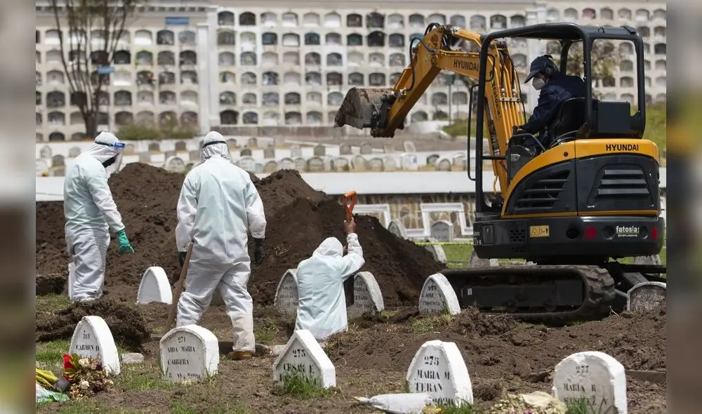 Workers wearing biosecurity equipment bury an alleged victim of the new coronavirus Covid-19, at the San Diego Cemetery, in the Colonial Center, in Quito, on July 21, 2020. (Photo by Cristina Vega RHOR / AFP) Workers wearing biosecurity equipment bury an alleged victim of the new coronavirus Covid-19, at the San Diego Cemetery, in the Colonial Center, in Quito, on July 21, 2020. (Photo by Cristina Vega RHOR / AFP)