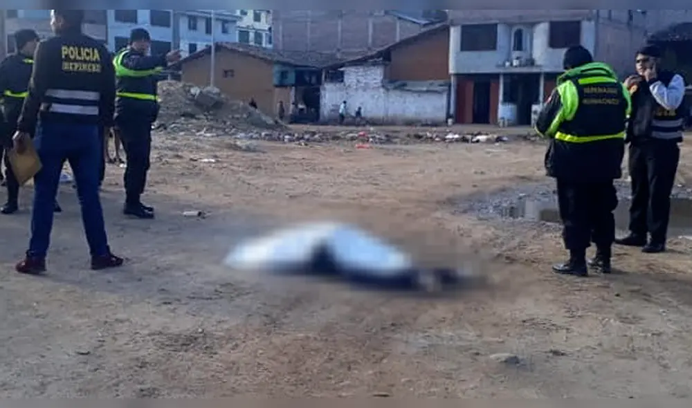 Cuerpo de la víctima quedó en la vía pública ante la sorpresa de los vecinos. Cuerpo de la víctima quedó en la vía pública ante la sorpresa de los vecinos.