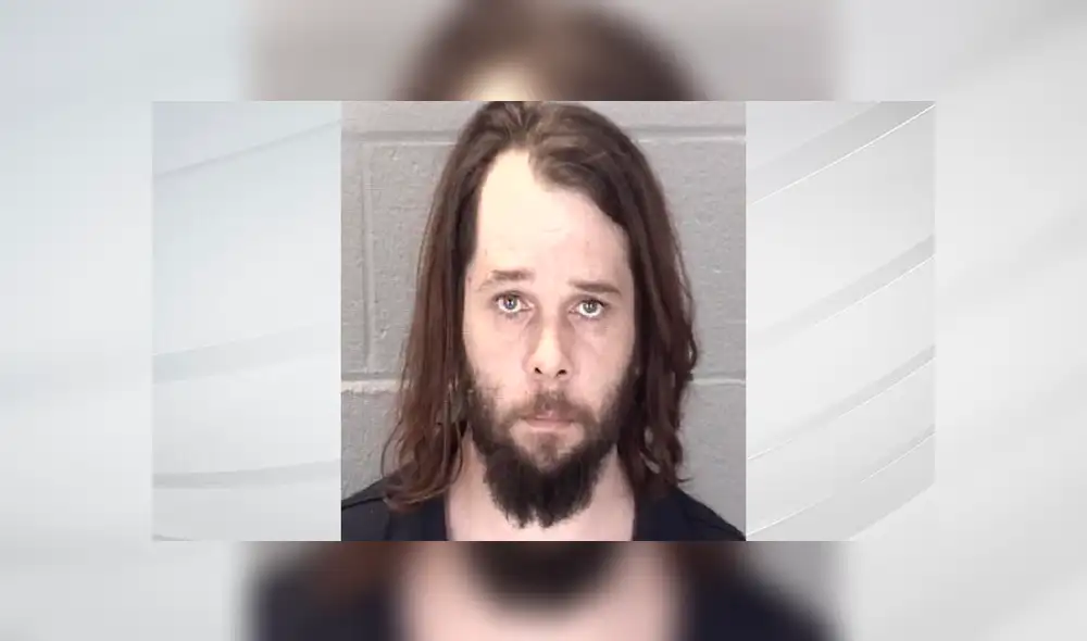 Niñero encadenaba a la cama y golpeaba con una correa a niños que estaban bajo su cuidado [VIDEO] 