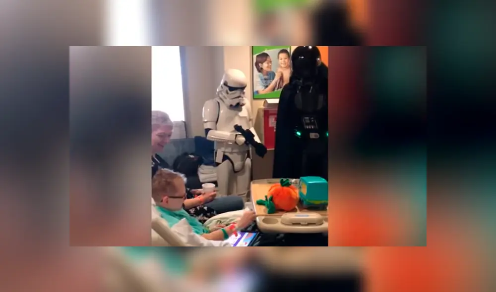 Antes de entrar a su cuarta cirugía del cerebro, el niño pudo ver a sus personajes favoritos. Foto: captura Antes de entrar a su cuarta cirugía del cerebro, el niño pudo ver a sus personajes favoritos. Foto: captura