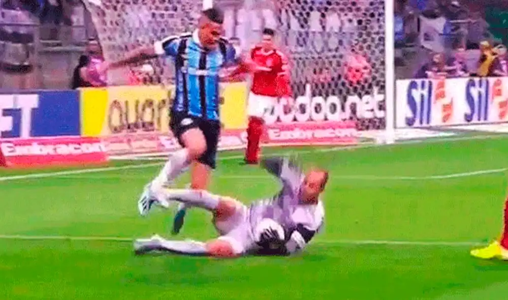 Marcelo Lomba, arquero de Inter, propina salvaje patada a delantero de Gremio, Luciano. (Fuente: difusión)