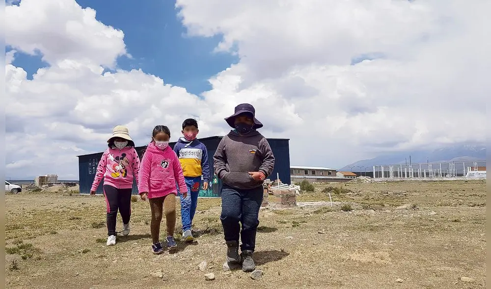 dura resalidad. Menores en comunidad de Tambo Cañahuas usan local de usos multiples para estudiar.
