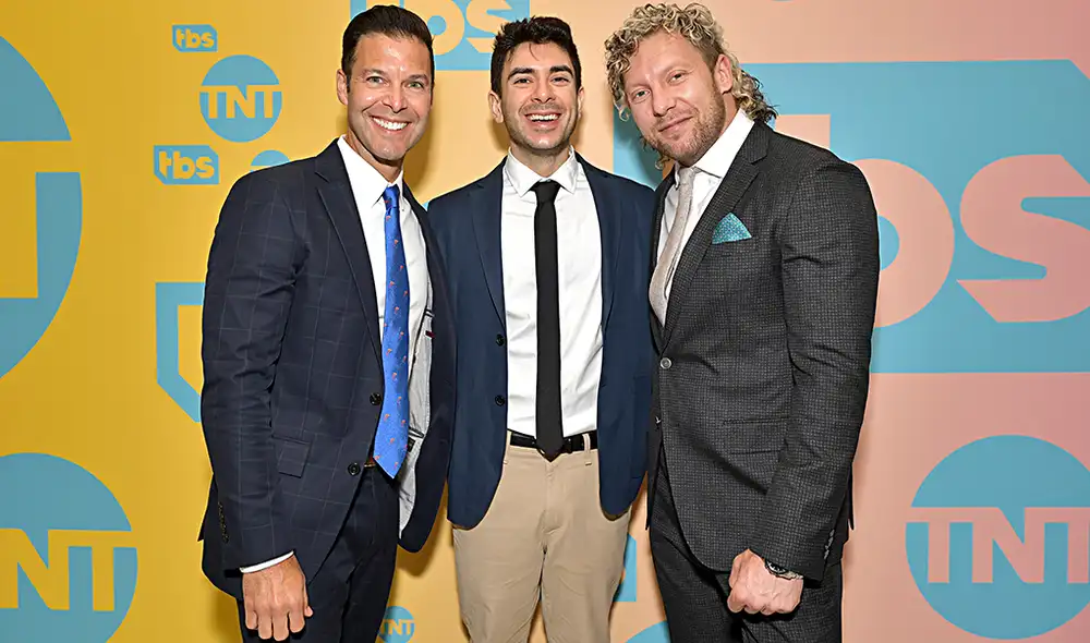 Tony Khan junto a Kenny Omega. Foto: AFP