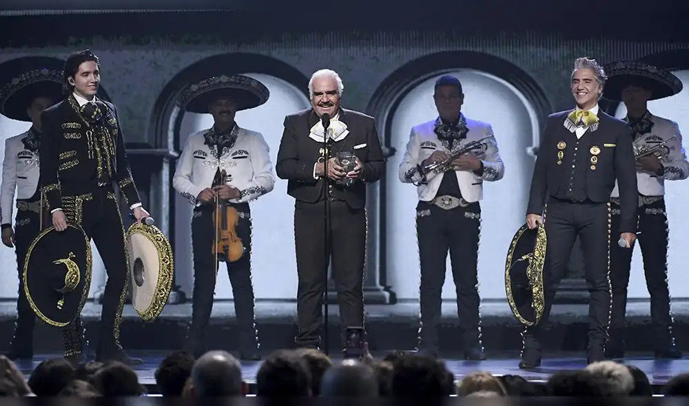 Vicente Fernández alborota los Latin Grammy al reaparecer junto a su clan