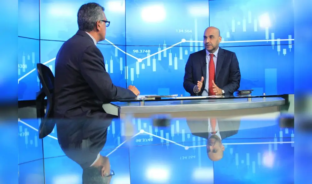 Jorge Guillén, profesor de la Universidad ESAN en RTV Economía, conducido por Rumi Cevallos. Foto: Virgilio Grajeda.