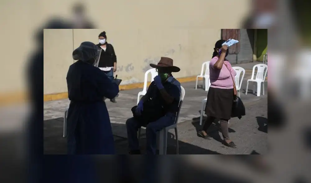 Comerciantes que resultaron positivos fueron enviados a sus casas para cumplir el aislamiento. (Foto: Aldair Mejía / La República) Comerciantes que resultaron positivos fueron enviados a sus casas para cumplir el aislamiento. (Foto: Aldair Mejía / La República)