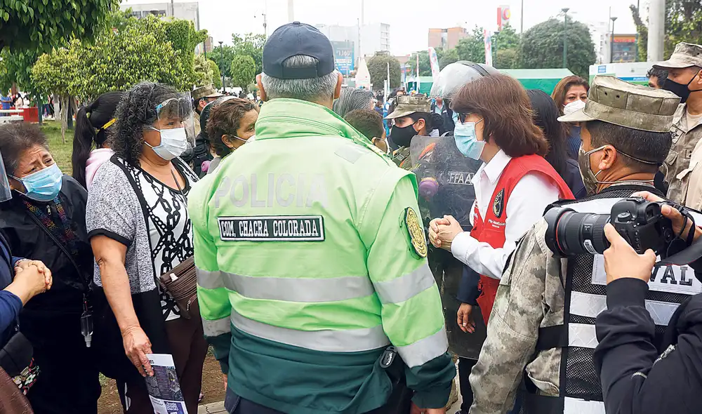 En Breña. La ministra recibió los reclamos de los vecinos. Foto: Félix Contreras/La República
