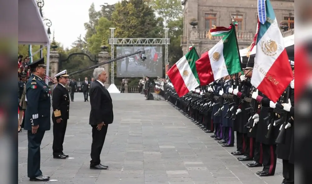Durante la ceremonia, AMLO rompió el protocolo. (Foto: La Verdad) Durante la ceremonia, AMLO rompió el protocolo. (Foto: La Verdad)