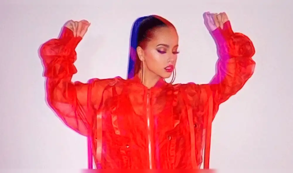 Becky G luce irreconocible sin pestañas postizas ni maquillaje [VIDEO]