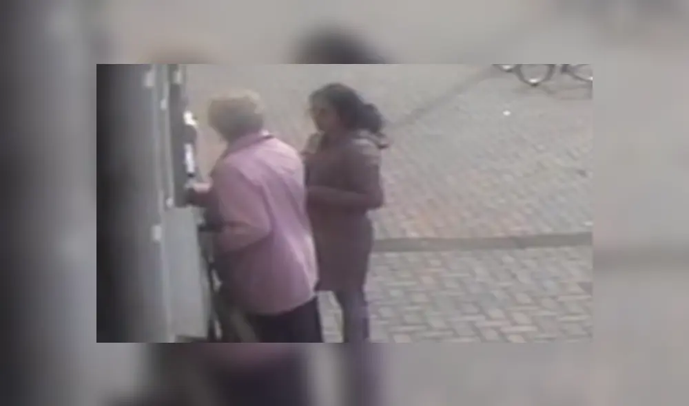 Dos hombres se quedaran viendo el incidente sin hacer nada por defender a la anciana. Foto: captura Dos hombres se quedaran viendo el incidente sin hacer nada por defender a la anciana. Foto: captura