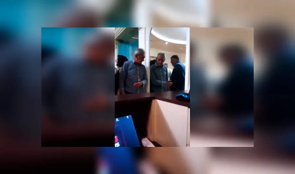 Facebook viral: hombre ebrio protagoniza divertida escena al conversar con un espejo en plena fiesta