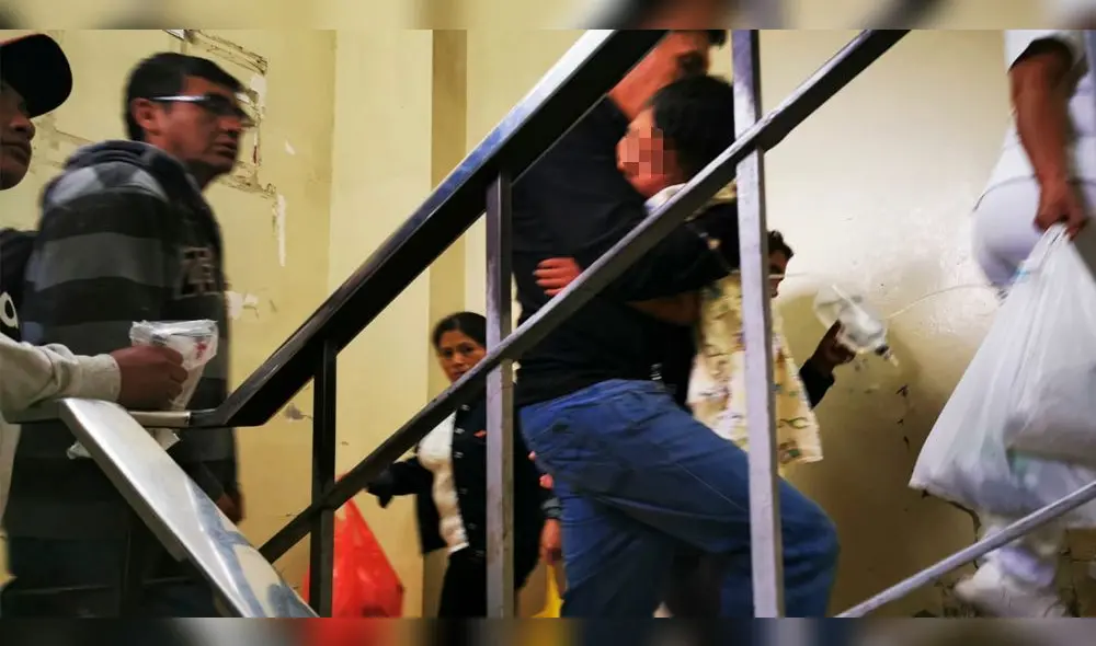 Pacientes tuvieron que subir las escaleras ante la falta de ascensores. Pacientes tuvieron que subir las escaleras ante la falta de ascensores.