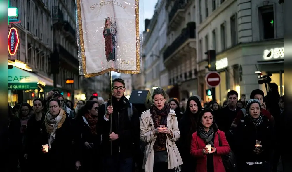 Oraciones, cantos y velas por Notre Dame: la vigilia de los parisinos y turistas [FOTOS]