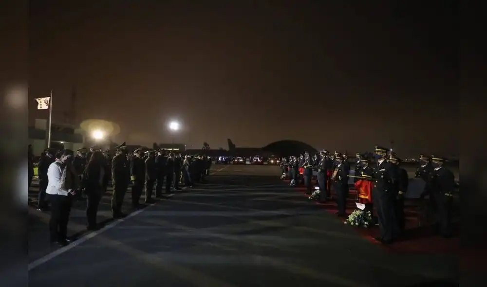 Rinden homenaje póstumo a 4 tripulantes de la FAP que murieron mientras trasladaban alimentos a la selva peruana. Foto: PCM. Rinden homenaje póstumo a 4 tripulantes de la FAP que murieron mientras trasladaban alimentos a la selva peruana. Foto: PCM.