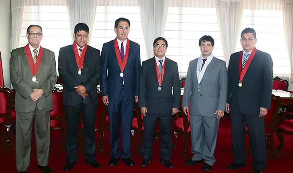 Favorito. Carlos Chirinos Cumpa flanqueado por César Hinostroza y Walter Ríos Montalvo.