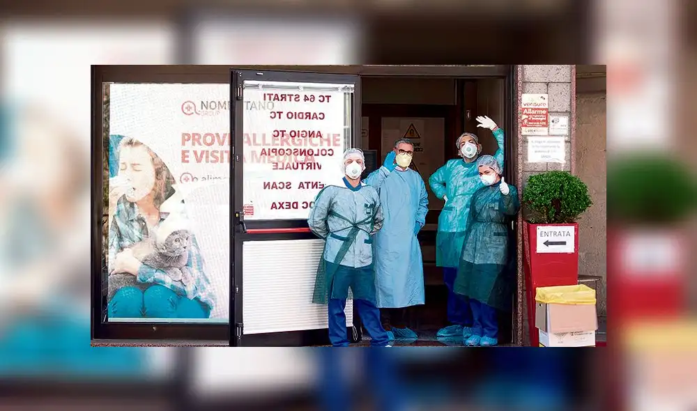 -FOTODELDÕA- ROM12. ROMA (ITALIA), 19/03/2020.- MÈdicos y enfrermeros saludan a la entrada de una clÌnica durante el estado de emergencia por el coronavirus en Roma, Italia, este jueves. El primer ministro italiano, Giuseppe Conte, considera "inevitable" prolongar el bloqueo del paÌs, el cierre de tiendas y de escuelas, mientras se combate al coronavirus y asegura que las restricciones de movimiento y sociales "est·n funcionando". EFE/Maurizio Brambatti -FOTODELDÕA- ROM12. ROMA (ITALIA), 19/03/2020.- MÈdicos y enfrermeros saludan a la entrada de una clÌnica durante el estado de emergencia por el coronavirus en Roma, Italia, este jueves. El primer ministro italiano, Giuseppe Conte, considera "inevitable" prolongar el bloqueo del paÌs, el cierre de tiendas y de escuelas, mientras se combate al coronavirus y asegura que las restricciones de movimiento y sociales "est·n funcionando". EFE/Maurizio Brambatti