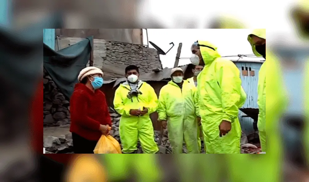 Los voluntarios reparten canastas a las familias necesitadas. Foto: captura Latina.