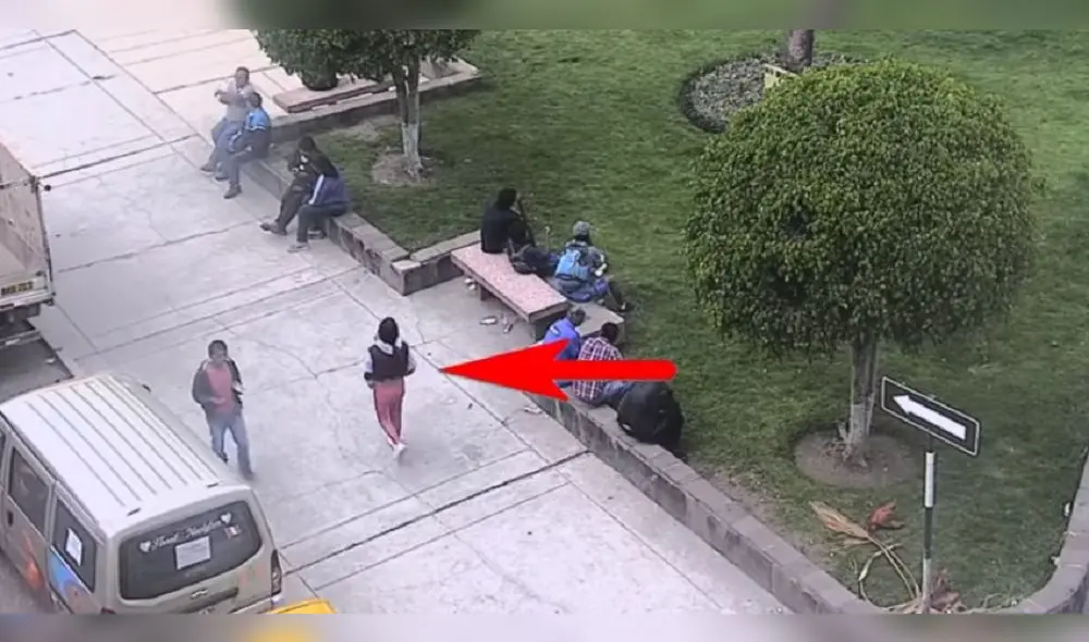 Cámaras de seguridad registraron a la presunta víctima caminando por la plazoleta de La Magdalena. Foto: captura video.