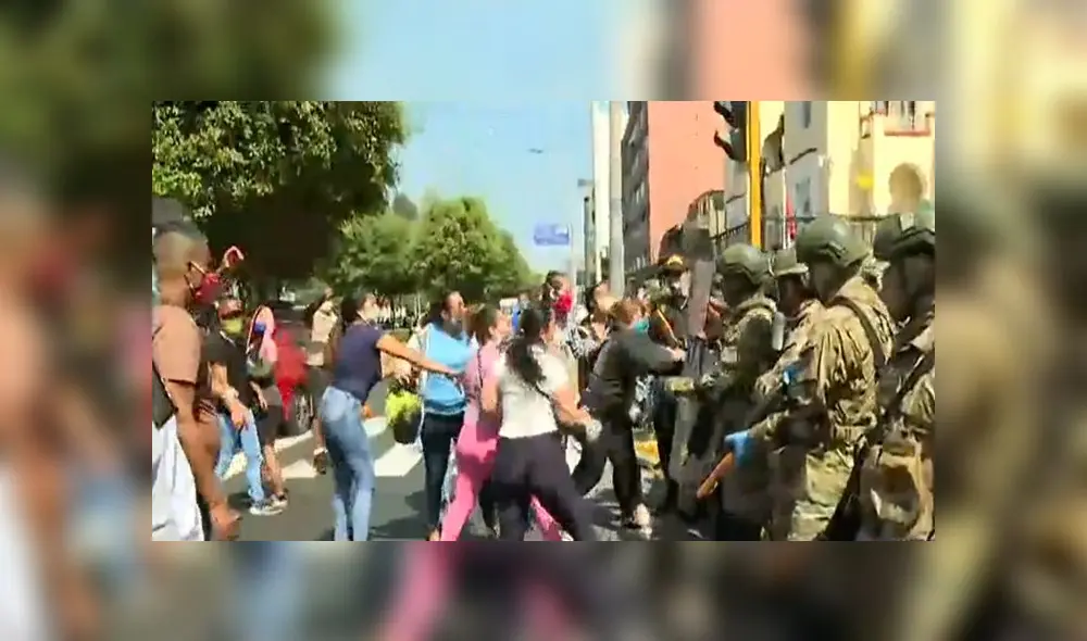 Mujeres habrían intentado burlar el cordón de seguridad. (Foto: Captura de video / Latina Noticias)