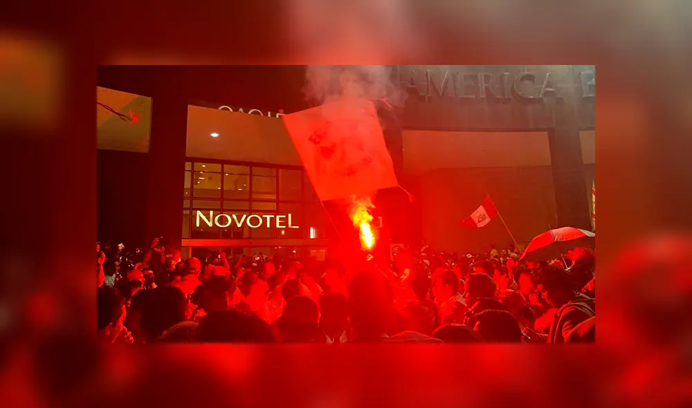 Perú recibe colosal banderazo en los exteriores de su hotel en Brasil [VIDEO]